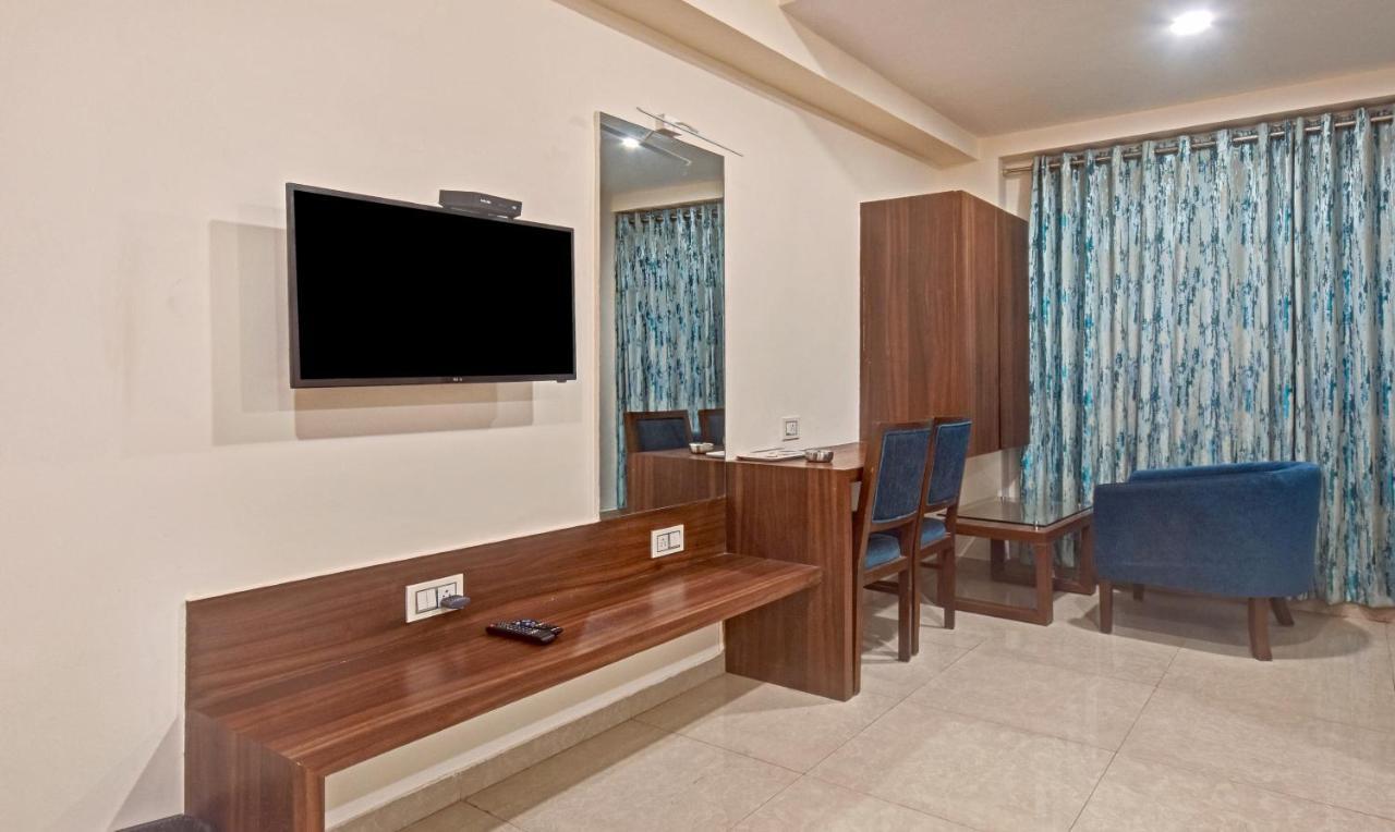 Hotel Luxura, Ahmedabad Exterior photo
