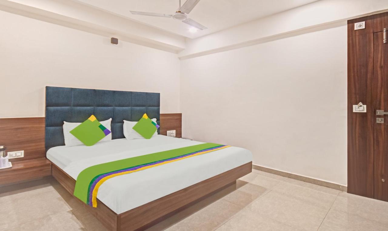 Hotel Luxura, Ahmedabad Exterior photo