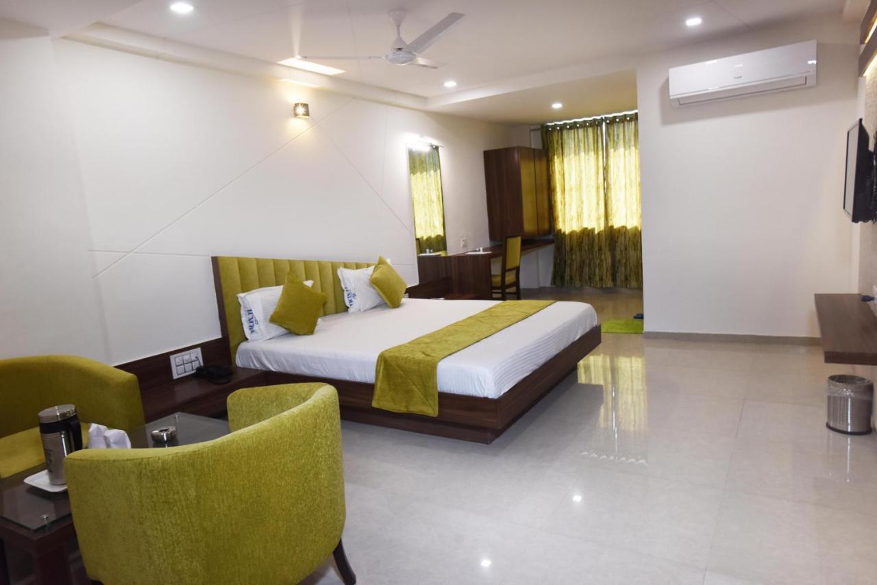 Hotel Luxura, Ahmedabad Exterior photo