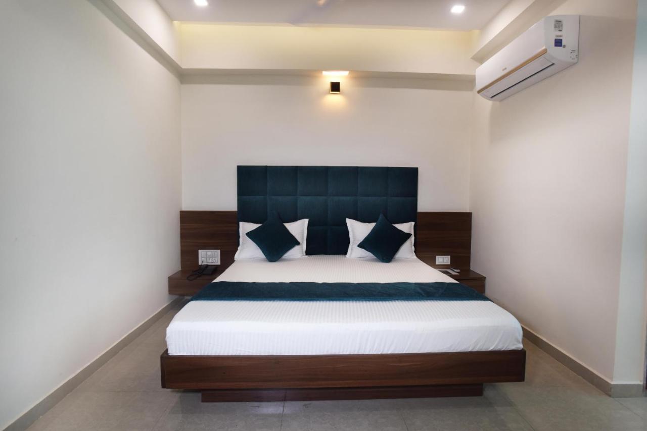 Hotel Luxura, Ahmedabad Exterior photo