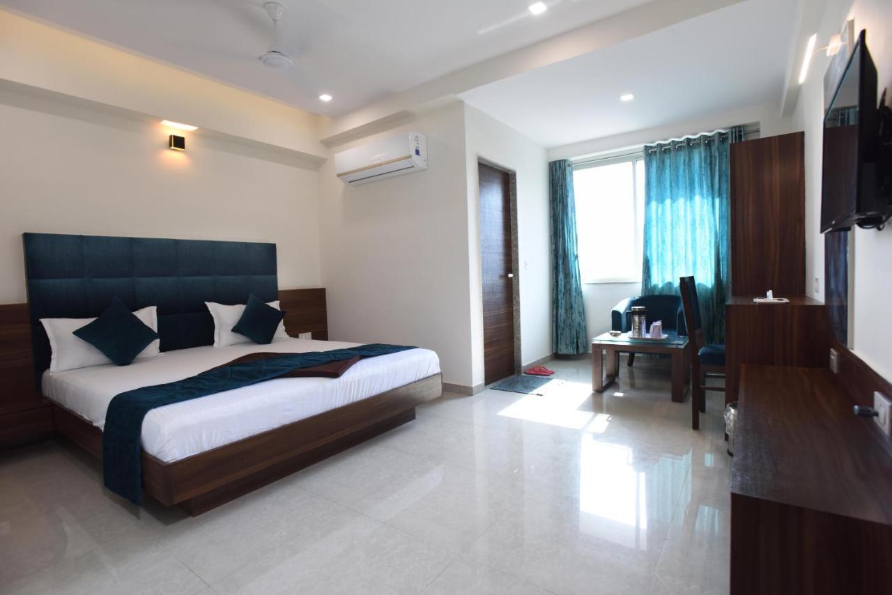 Hotel Luxura, Ahmedabad Exterior photo